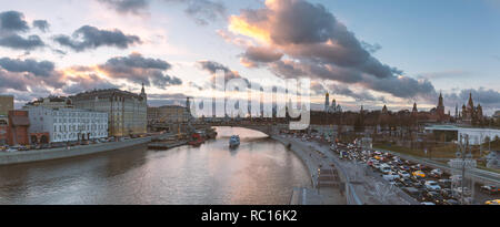 Panorama du magnifique coucher de soleil sur la rivière Moskva, embouteillage près de Kremlin et une croisière en bateau touristique Banque D'Images