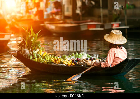 Vendeur de fruits en bateau en bois Banque D'Images