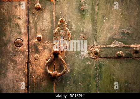 Vieille porte en bois verrouillée avec un cadenas rouillé, Funchal, Portugal Banque D'Images