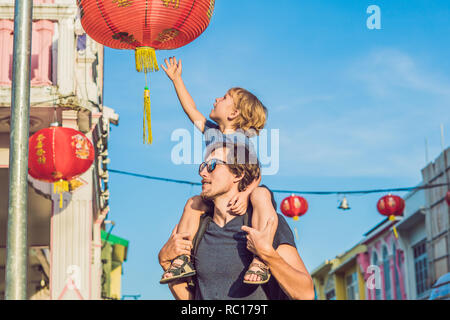 Père et fils sont des touristes dans la rue dans le style portugais romani dans la ville de Phuket. Également appelé Chinatown ou la vieille ville Banque D'Images