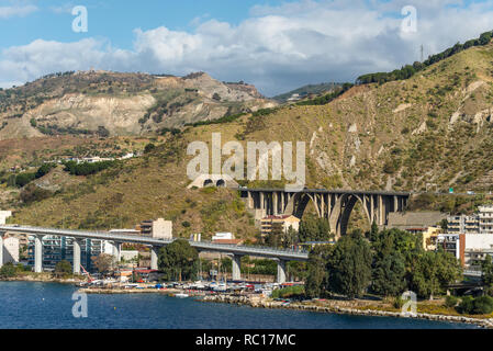 Reggio Calabria, Italie - 30 octobre 2017 : les infrastructures de transport sur la côte de Reggio di Calabria - Italie du Sud. Reggio di Calabria est une ville de Banque D'Images