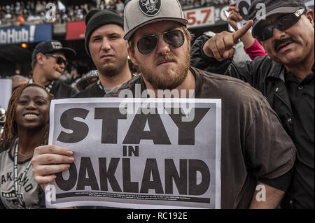 Oakland, Californie, USA. Dec 21, 2014. Raider fans faire étamine sur l'équipe de déménagement le Dimanche, Décembre 21, 2014, chez O.co Coliseum à Oakland, Californie. Les raiders défait les factures 26-24. Crédit : Al Golub/ZUMA/Alamy Fil Live News Banque D'Images