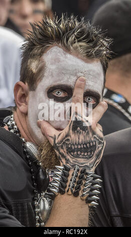 Oakland, Californie, USA. Dec 21, 2014. Ventilateur Raider grave le Dimanche, Décembre 21, 2014, chez O.co Coliseum à Oakland, Californie. Les raiders défait les factures 26-24. Crédit : Al Golub/ZUMA/Alamy Fil Live News Banque D'Images