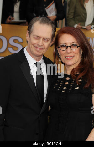 PHOTOS DE FICHIERS : 12 janvier 2019. LOS ANGELES, CA - le 27 janvier : Steve Buscemi Jo Andres à la 19e assemblée annuelle des Screen Actors Guild Awards tenue au Shrine Auditorium le 27 janvier 2013 à Los Angeles, Californie. People : Steve Buscemi, Jo Andres Credit : tempêtes Media Group/Alamy Live News Banque D'Images