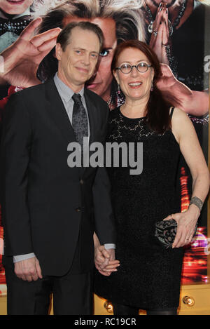 PHOTOS DE FICHIERS : 12 janvier 2019. LOS ANGELES, CA - le 27 janvier : Steve Buscemi Jo Andres à la 19e assemblée annuelle des Screen Actors Guild Awards tenue au Shrine Auditorium le 27 janvier 2013 à Los Angeles, Californie. People : Steve Buscemi, Jo Andres Credit : tempêtes Media Group/Alamy Live News Banque D'Images