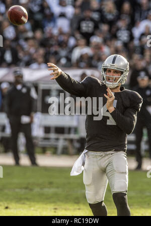 Oakland, Californie, USA. Dec 21, 2014. Oakland Raiders quarterback Derek Carr (4) incendies passent le Dimanche, Décembre 21, 2014, chez O.co Coliseum à Oakland, Californie. Les raiders défait les factures 26-24. Crédit : Al Golub/ZUMA/Alamy Fil Live News Banque D'Images