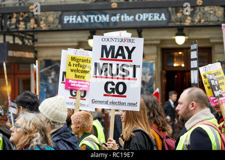 Londres, Royaume-Uni. Jan 12, 2019. Un manifestant avec une pancarte appelant à Theresa peuvent aller au cours de l'Assemblée du peuple mars austérité à travers Londres. Crédit : Kevin J. Frost/Alamy Live News Crédit : Kevin J. Frost/Alamy Live News Crédit : Kevin J. Frost/Alamy Live News Banque D'Images