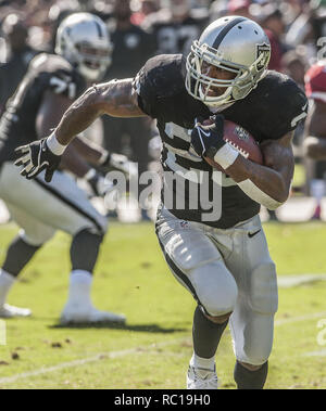 Oakland, Californie, USA. 19 Oct, 2014. Oakland Raiders running back Darren McFadden (20) exécute le dimanche, Octobre 19, 2014, dans la région de Oakland, Californie. Les Cardinaux défait les Raiders 24-13. Crédit : Al Golub/ZUMA/Alamy Fil Live News Banque D'Images