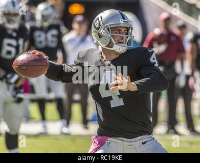 Oakland, Californie, USA. 12 octobre, 2014. Oakland Raiders quarterback Derek Carr (4) préparez-vous à passez le ballon le dimanche, Octobre 12, 2014, dans la région de Oakland, Californie. Les chargeurs a défait les Raiders 31-28. Crédit : Al Golub/ZUMA/Alamy Fil Live News Banque D'Images