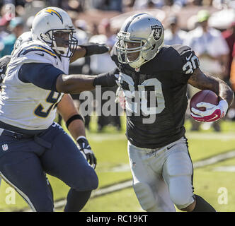 Oakland, Californie, USA. 12 octobre, 2014. Oakland Raiders running back Darren McFadden (20) Faire fonctionner le dimanche, Octobre 12, 2014, dans la région de Oakland, Californie. Les chargeurs a défait les Raiders 31-28. Crédit : Al Golub/ZUMA/Alamy Fil Live News Banque D'Images