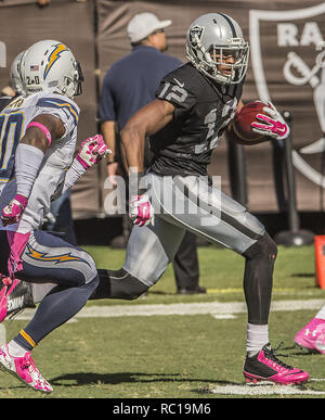 Oakland, Californie, USA. 12 octobre, 2014. Oakland Raiders receveur Brice Butler (12) faire de longs run touchdown le dimanche, Octobre 12, 2014, dans la région de Oakland, Californie. Les chargeurs a défait les Raiders 31-28. Crédit : Al Golub/ZUMA/Alamy Fil Live News Banque D'Images