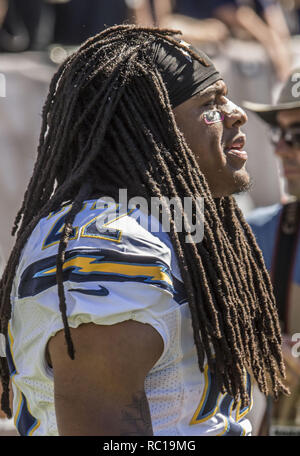 Oakland, Californie, USA. 12 octobre, 2014. San Diego Chargers Jason évoluait Verrett (22) attend la fin de jeu pour commencer le dimanche, Octobre 12, 2014, dans la région de Oakland, Californie. Les chargeurs a défait les Raiders 31-28. Crédit : Al Golub/ZUMA/Alamy Fil Live News Banque D'Images