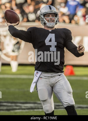 Oakland, Californie, USA. Dec 21, 2014. Oakland Raiders quarterback Derek Carr (4) incendies passent le Dimanche, Décembre 21, 2014, chez O.co Coliseum à Oakland, Californie. Les raiders défait les factures 26-24. Crédit : Al Golub/ZUMA/Alamy Fil Live News Banque D'Images