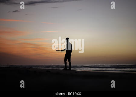 Gaza, la Palestine. Jan 12, 2019. Un Palestinien vu jouer au tennis au coucher du soleil sur la plage de la mer de la ville de Gaza. Credit : Mohamed Zarandah SOPA/Images/ZUMA/Alamy Fil Live News Banque D'Images