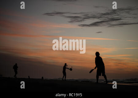 Gaza, la Palestine. Jan 12, 2019. Palestiniens vu jouer au tennis au coucher du soleil sur la plage de la mer de la ville de Gaza. Credit : Mohamed Zarandah SOPA/Images/ZUMA/Alamy Fil Live News Banque D'Images