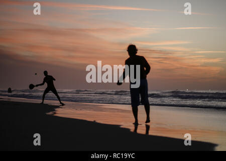 Gaza, la Palestine. Jan 12, 2019. Palestiniens vu jouer au tennis au coucher du soleil sur la plage de la mer de la ville de Gaza. Credit : Mohamed Zarandah SOPA/Images/ZUMA/Alamy Fil Live News Banque D'Images