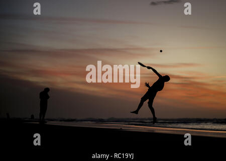 Gaza, la Palestine. Jan 12, 2019. Un Palestinien vu jouer au tennis au coucher du soleil sur la plage de la mer de la ville de Gaza. Credit : Mohamed Zarandah SOPA/Images/ZUMA/Alamy Fil Live News Banque D'Images