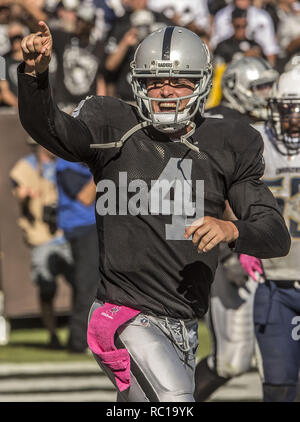 Oakland, Californie, USA. 12 octobre, 2014. Oakland Raiders quarterback Derek Carr (4) passe de touché célèbre le dimanche, Octobre 12, 2014, dans la région de Oakland, Californie. Les chargeurs a défait les Raiders 31-28. Crédit : Al Golub/ZUMA/Alamy Fil Live News Banque D'Images