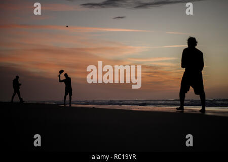 Gaza, la Palestine. Jan 12, 2019. Palestiniens vu jouer au tennis au coucher du soleil sur la plage de la mer de la ville de Gaza. Credit : Mohamed Zarandah SOPA/Images/ZUMA/Alamy Fil Live News Banque D'Images