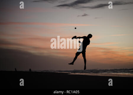 Gaza, la Palestine. Jan 12, 2019. Un Palestinien vu jouer au tennis au coucher du soleil sur la plage de la mer de la ville de Gaza. Credit : Mohamed Zarandah SOPA/Images/ZUMA/Alamy Fil Live News Banque D'Images