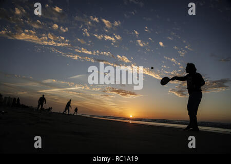 Gaza, la Palestine. Jan 12, 2019. Palestiniens vu jouer au tennis au coucher du soleil sur la plage de la mer de la ville de Gaza. Credit : Mohamed Zarandah SOPA/Images/ZUMA/Alamy Fil Live News Banque D'Images