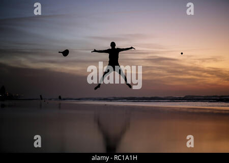 Gaza, la Palestine. Jan 12, 2019. Un Palestinien vu jouer au tennis au coucher du soleil sur la plage de la mer de la ville de Gaza. Credit : Mohamed Zarandah SOPA/Images/ZUMA/Alamy Fil Live News Banque D'Images