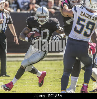 Oakland, Californie, USA. 12 octobre, 2014. Oakland Raiders running back Darren McFadden (20) fait de long terme le dimanche, Octobre 12, 2014, dans la région de Oakland, Californie. Les chargeurs a défait les Raiders 31-28. Crédit : Al Golub/ZUMA/Alamy Fil Live News Banque D'Images