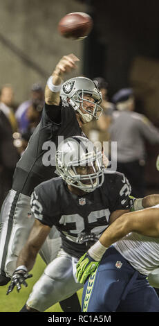 Oakland, Californie, USA. 28 août, 2014. Oakland Raiders Quarterback Matt (14 McGloin) passe de la défense des Seahawks le Jeudi, août 28, 2014, dans la région de Oakland, Californie. Les raiders battu les Seahawks 41-31. Dans un match pré-saison. Crédit : Al Golub/ZUMA/Alamy Fil Live News Banque D'Images