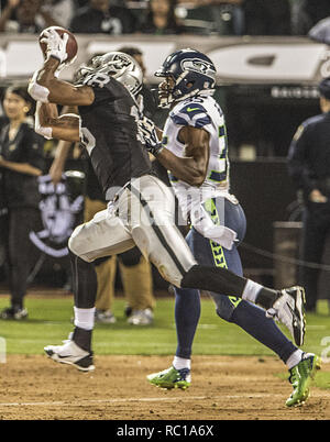 Oakland, Californie, USA. 28 août, 2014. Oakland Raiders receveur Andre Holmes (18) fait prendre en face de Seattle Seahawks arrière défensif DeShawn Shead (35) le jeudi, Août 28, 2014, dans la région de Oakland, Californie. Les raiders battu les Seahawks 41-31. Dans un match pré-saison. Crédit : Al Golub/ZUMA/Alamy Fil Live News Banque D'Images