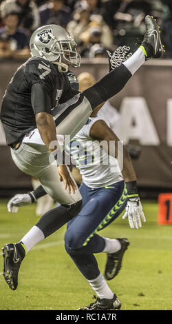 Oakland, Californie, USA. 28 août, 2014. Oakland Raiders punter Marquette King (7) fait punt le Jeudi, août 28, 2014, dans la région de Oakland, Californie. Les raiders battu les Seahawks 41-31. Dans un match pré-saison. Crédit : Al Golub/ZUMA/Alamy Fil Live News Banque D'Images