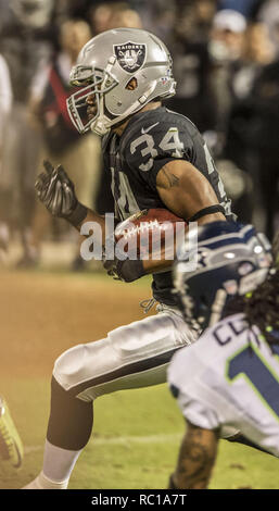 Oakland, Californie, USA. 28 août, 2014. Oakland Raiders running back George Atkinson (34) s'runback le Jeudi, août 28, 2014, dans la région de Oakland, Californie. Les raiders battu les Seahawks 41-31. Dans un match pré-saison. Crédit : Al Golub/ZUMA/Alamy Fil Live News Banque D'Images