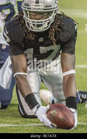 Oakland, Californie, USA. 28 août, 2014. Oakland Raiders wide receiver Denarius Moore (17) arrive avec la balle le Jeudi, août 28, 2014, dans la région de Oakland, Californie. Les raiders battu les Seahawks 41-31. Dans un match pré-saison. Crédit : Al Golub/ZUMA/Alamy Fil Live News Banque D'Images