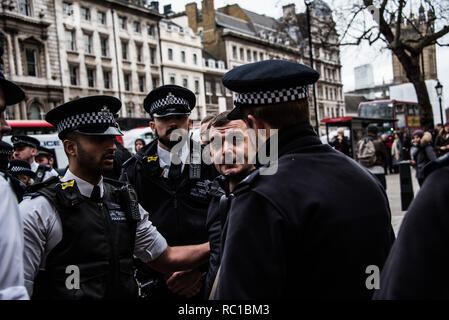 Londres, Royaume-Uni. 12 janvier, 2019. Les manifestants de droite parfois maintenir une paix fragile avec la police alors qu'ils s'élèvent dans Whitehall vers Trafalgar Square. Londres 12 janvier. Credit : Elizabeth Fitt/Alamy Live News Banque D'Images