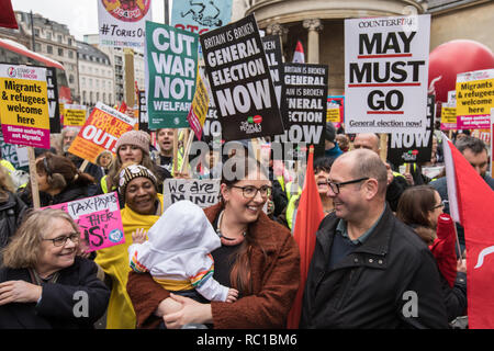 London,UK. 12 janvier, 2019. L-R : Lindsey German de Coalition contre la guerre, du travail MP Laura Pidcock (avec bébé) et Steve Turner, secrétaire général adjoint de Unite the Union à la tête de la "La Grande-Bretagne est rompue" mars étaient des milliers ont marché sur appel d'une élection générale. David Rowe/Alamy Live News. Banque D'Images