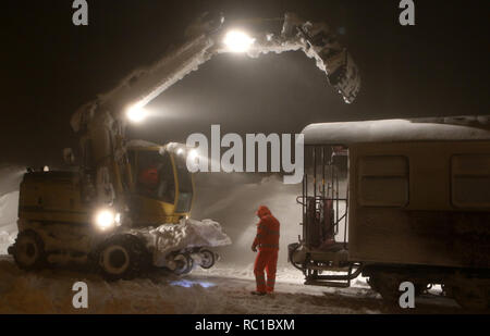 12 janvier 2019, la Saxe-Anhalt, Schierke : un chariot de la Harzer Schmalspurbahn (HSB) est tiré dans la station sur le Brocken. Sur les 1141 mètres de haut, la montagne la plus haute altitude de l'Harz, un autre accident s'est produit avec un train du chemin de fer Brocken, qui avait repris le service le samedi : Dans l'après-midi une locomotive est resté pris peu de temps derrière la gare ferroviaire de Brocken. La locomotive a déraillé pendant les efforts pour le libérer avec une autre locomotive. Les 250 passagers ont été évacués. HSB employés travaillent actuellement à mettre la locomotive sur les rails. Pho Banque D'Images