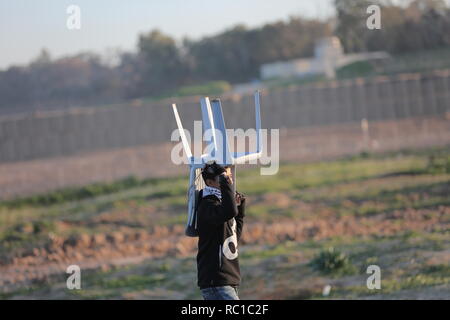 11 janvier 2019 - Al-Buraj, Camp de Réfugiés de la bande de Gaza, la Palestine - des affrontements entre Palestiniens et soldats israéliens le long de la frontière orientale d'al-Buraj dans le centre du camp de réfugiés de la bande de Gaza. Credit : Hassan Jedi et Quds Net News Wire/ZUMA/Alamy Live News Banque D'Images