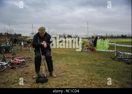 Cycloparc PPJ, Gravesend, Kent, UK, 12 janvier 2019. Un spectateur vérifie le délai avant la première course de l'ensemble HSBC UK Cyclo-Cross championnats. © David Partridge/Alamy Live News Banque D'Images