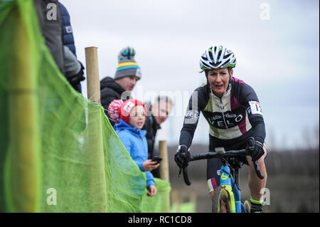 Cycloparc PPJ, Gravesend, Kent, UK, 12 janvier 2019. Lucy Siddle Allen Valley Velo pendant l'ancien combattant femmes auprès de la UK Cyclo-Cross championnats. © David Partridge/Alamy Live News Banque D'Images