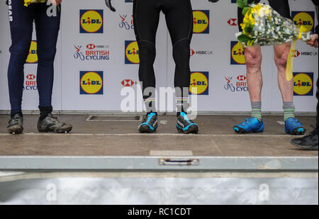 Cycloparc PPJ, Gravesend, Kent, UK, 12 janvier 2019. Jambes gagnants sur le podium après l'épreuve des hommes vétéran au Royaume-Uni HSBC Cyclo-Cross championnats. © David Partridge/Alamy Live News Banque D'Images
