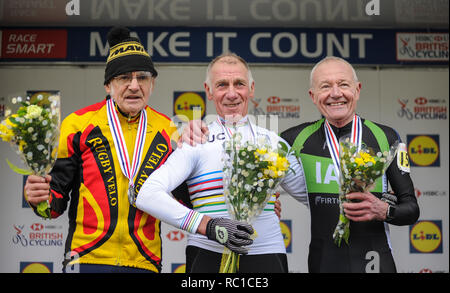 Cycloparc PPJ, Gravesend, Kent, UK, 12 janvier 2019. Veteran 70 + gagnants sur le podium après l'épreuve des hommes vétéran au Royaume-Uni HSBC Cyclo-Cross championnats. © David Partridge/Alamy Live News Banque D'Images