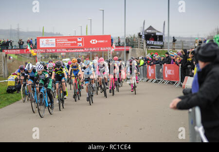 Cycloparc PPJ, Gravesend, Kent, UK, 12 janvier 2019. Les moins de 16 ans Filles course commence à l'ensemble HSBC UK Cyclo-Cross championnats. © David Partridge/Alamy Live News Banque D'Images
