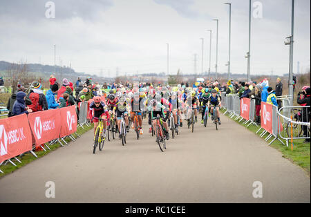Cycloparc PPJ, Gravesend, Kent, UK, 12 janvier 2019. Les jeunes de moins de 16 Garçons se prépare la course durant le premier jour de l'ensemble HSBC UK Cyclo-Cross championnats. © David Partridge/Alamy Live News Banque D'Images