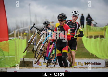 Cycloparc PPJ, Gravesend, Kent, UK, 12 janvier 2019. Piers Higginson, sauts d'obstacles l'équipe Darenth durant la course des jeunes garçons de moins de 16 ans le premier jour de l'ensemble HSBC UK Cyclo-Cross championnats. © David Partridge/Alamy Live News Banque D'Images