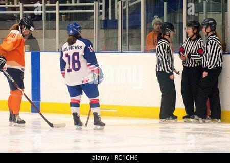 Dumfries, en Écosse, le 12 janvier 2019. Arbitre Sang Hee Ma et juges de Zora Gottlibet et Catherine Goutama discuter si pour permettre à un objectif de Grande-Bretagne au cours de leur match contre les Pays-Bas dans le Hockey sur glace 2019 U18 Women's World Championship, Division 1, Groupe B, à Dumfries bol de glace. Crédit : Colin Edwards/Alamy Live News. Banque D'Images