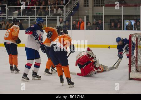 Dumfries, en Écosse, le 12 janvier 2019. Eline Gabriele, jouant dans l'objectif pour les Pays-Bas de faire un enregistrer lors de leur match contre l'Angleterre dans le Hockey sur glace 2019 U18 Women's World Championship, Division 1, Groupe B, match à Dumfries bol de glace. Crédit : Colin Edwards/Alamy Live News. Banque D'Images