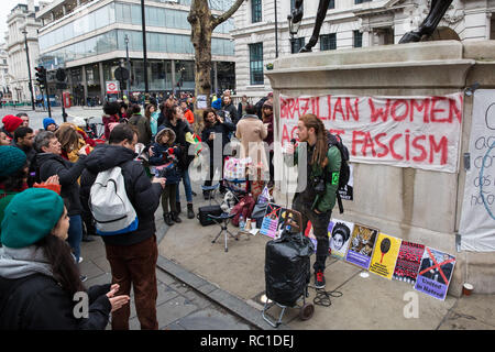 Londres, Royaume-Uni. 12 janvier, 2019. Un orateur de l'extinction des adresses des partisans de la rébellion contre le fascisme femmes brésiliennes et Ele Não Étudiants Londres manifesté à l'extérieur de l'ambassade du Brésil en solidarité avec les femmes, les étudiants, les défenseurs de l'environnement, les communautés noires, LGBTQIA + des collectivités, des peuples autochtones, des paysans et des travailleurs qui protestaient au Brésil à la suite de l'investiture du président Jaïr. Bolsonaro Credit : Mark Kerrison/Alamy Live News Banque D'Images