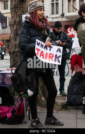 Londres, Royaume-Uni. 12 janvier, 2019. Un partisan de la femme brésilienne contre le fascisme et l'Ele Não Étudiants Londres démontre à l'extérieur de l'ambassade du Brésil en solidarité avec les femmes, les étudiants, les défenseurs de l'environnement, les communautés noires, LGBTQIA + des collectivités, des peuples autochtones, des paysans et des travailleurs qui protestaient au Brésil à la suite de l'investiture du président Jaïr. Bolsonaro Credit : Mark Kerrison/Alamy Live News Banque D'Images