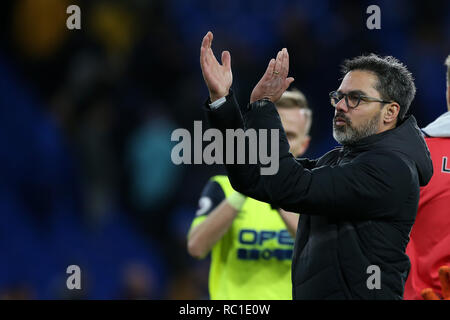 Cardiff, Royaume-Uni. 12 janvier 2019. David Wagner, le manager de Huddersfield Town applaudit l'Huddersfield fans après le match. Premier League match, Cardiff City v Huddersfield Town au Cardiff City Stadium le samedi 12 janvier 2019. Cette image ne peut être utilisé qu'à des fins rédactionnelles. Usage éditorial uniquement, licence requise pour un usage commercial. Aucune utilisation de pari, de jeux ou d'un seul club/ligue/dvd publications. Photos par Andrew Andrew/Verger Verger la photographie de sport/Alamy live news Banque D'Images