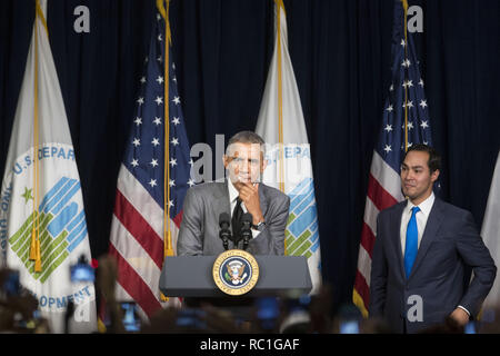 Washington, District de Columbia, Etats-Unis. 31 juillet, 2014. Le président des États-Unis Barack Obama, centre, s'arrête tout en parlant à des employés au ministère du Logement et du développement urbain avec Julian Castro, secrétaire de l'habitat et du développement urbain (HUD), à Washington, DC, États-Unis, le Jeudi, Juillet 31, 2014. Castro, l'ex-maire de San Antonio, Texas, a prêté serment en cette semaine et commencera ses fonctions le lundi 4 août, Crédit : Andrew Harrer/CNP/ZUMA/Alamy Fil Live News Banque D'Images