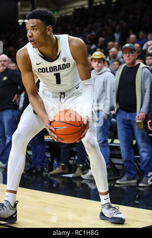 Boulder, CO, USA. Jan 12, 2019. Colorado Buffaloes guard Tyler Bey (1) enclos un rebond contre Washington dans la première moitié de la Coors Events Center à Boulder, CO. Credit : csm/Alamy Live News Banque D'Images